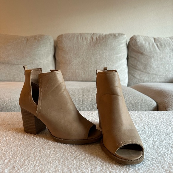 Booties size 8 - Picture 1 of 3